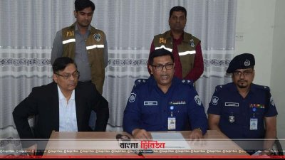 সংবাদ সম্মেলনে পিবিআইয়ের বিভাগীয় পুলিশ সুপার মো. ইকবাল (ছবি&ndash; প্রতিনিধি)