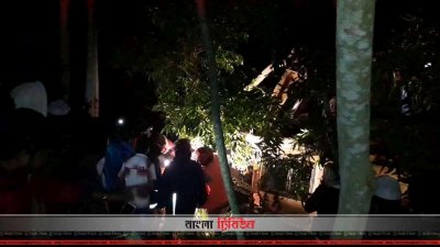 দুর্ঘটনার পর খাদে পড়ে থাকা বাস ও থ্রি&ndash;হুইলার (ছবি&ndash; প্রতিনিধি)