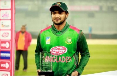 ম্যাচসেরা হন সাকিব।