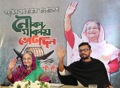 মাশরাফিকে পাশে নিয়ে প্রধানমন্ত্রী শেখ হাসিনার ভিডিও কনফারেন্স (ছবি: ফোকাস বাংলা)