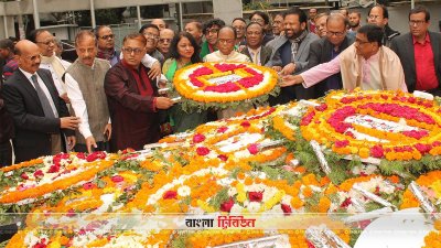 ধানমন্ডি ৩২ নম্বরে বঙ্গবন্ধু শেখ মুজিবুর রহমানের প্রতিকৃতিতে সাংবাদিক নেতারা 