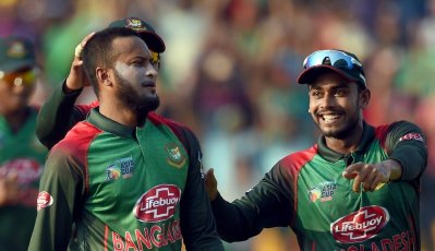 সাকিবের জোড়া আঘাত