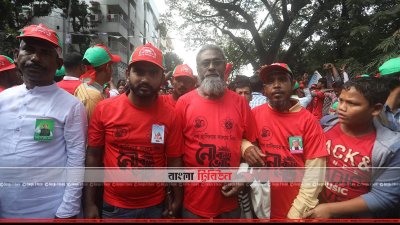 মিছিল নিয়ে জনসভায় আসছেন নেতাকর্মীরা