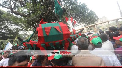 মিছিল নিয়ে জনসভায় আসছেন নেতাকর্মীরা