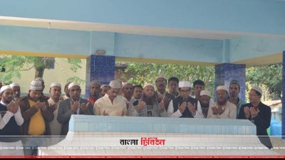খড়কিতে পীরের কবর জিয়ারত করছেন কাজী নাবিল আহমেদ
