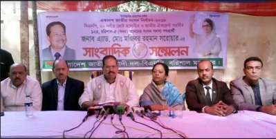 সংবাদ সম্মেলনে বরিশাল-৫ সদর আসনের বিএনপি প্রার্থী মজিবর রহমান সরোয়ার