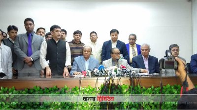 নির্বাচন ভবনে সাংবাদিকদের ব্রিফ করেন এইচ টি ইমাম