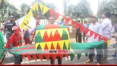 মিছিল নিয়ে জনসভায় আসছেন নেতাকর্মীরা
