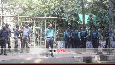 মাঠের সামনে পুলিশ ও বিজিবির অবস্থান 