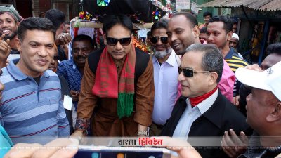 নৌকাবাহী ভ্যানে প্রচারণায় সালাম মুর্শেদী