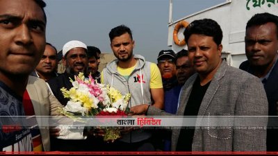 মাশরাফিকে ফুল দিয়ে অভিনন্দন জানান নড়াইলের নেতাকর্মীরা 