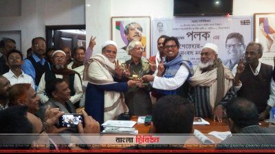 প্রার্থিতা প্রত্যাহার করায় মনজুর আলম হাসুর হাতে নৌকা প্রতীক তুলে দেন জুনাইদ আহমেদ পলক