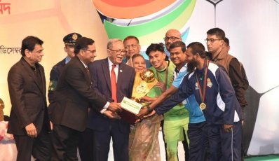 চ্যাম্পিয়ন রংপুরের কোচ-অধিনায়কের হাতে ট্রফি তুলে দিচ্ছেন রাষ্ট্রপতি আবদুল হামিদ