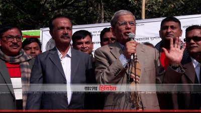 নির্বাচনি গণসংযোগের সময় পথসভায় বক্তব্য রাখছেন ফখরুল