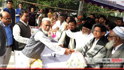 নেতাদের হাতে ফুল দিয়ে বিএনপি নেতাকর্মীদের আওয়ামী লীগে যোগদান