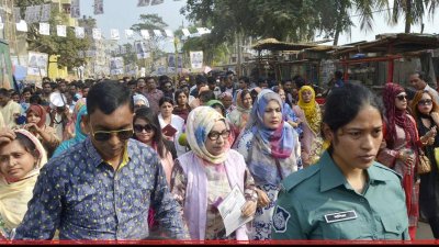 ঢাকা-৯ আসনে ঐক্যফ্রন্টের প্রার্থী আফরোজা আব্বাসের নির্বাচনি প্রচারণা