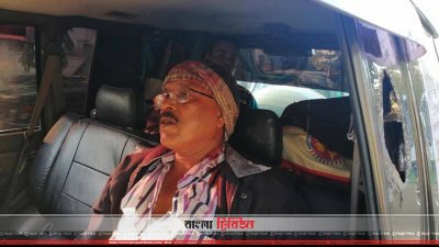 সৈয়দ মুহম্মদ ইব্রাহিমের গাড়িবহরে হামলা চালায় দুর্বৃত্তরা। ক্ষতিগ্রস্ত একটি গাড়িতে মাথায় আঘাত পাওয়া এক নেতা।
