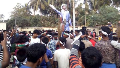 বিএনপির প্রার্থী বিরুদ্ধে ঝাড়ু মিছিল