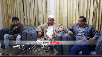 আটকের আগে প্রেস ব্রিফিংয়ের সময় চেক শার্ট ও হাতে চশমা ধরে থাকা ছবিটিই বিএনপি নেতা পারভেজের (ডানে) 