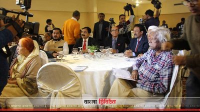 বিকল্পধারা বাংলাদেশের ইশতেহার ঘোষণাকালে উপস্থিত ছিলেন জাতীয় ঐক্যফ্রন্টের অন্যতম উদ্যোক্তা জাফরুল্লাহ চৌধুরী