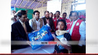 কক্সবাজারে রোহিঙ্গা ক্যাম্পে ভারতীয় ত্রাণ সামগ্রী বিতরণ