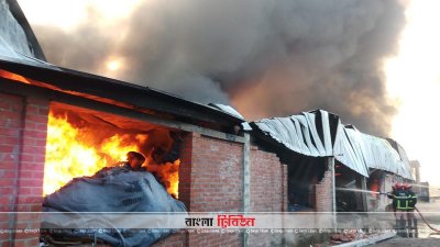 শ্রীপুরে সারাহ জুট মিলে আগুন, নিয়ন্ত্রণে কাজ করছে আটটি ইউনিট
