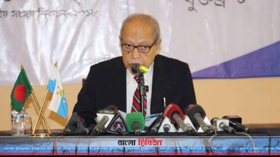 বিকল্পধারা বাংলাদেশের ইশতেহার ঘোষণা করছেন দলটির সভাপতি ও সাবেক রাষ্ট্রপতি অধ্যাপক একিউএম বদরুদ্দোজা চৌধুরী