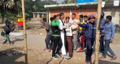 লক্ষ্মীপুরে আওয়ামী লীগ-বিএনপি নেতাকর্মীদের মধ্যে সংঘর্ষের সময় ধানের শীষের প্রার্থী এ্যানিকে ঘিরে রেখেছেন নেতাকর্মীরা