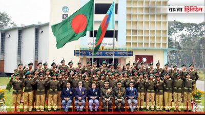 বরিশাল ক্যাডেট কলেজের জিপিএ-৫ প্রাপ্ত ছাত্রদের সঙ্গে শিক্ষকরা