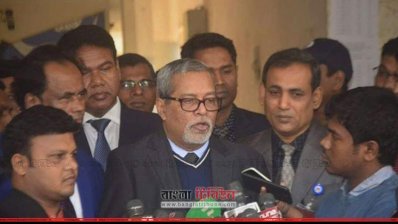সাংবাদিকদের ব্রিফ করছেন প্রধান নির্বাচন কমিশনার