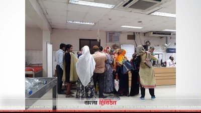 রোগী নিয়ে অপেক্ষা করছেন অভিভাবকরা