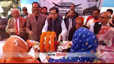 কাজী নাবিল আহমেদকে ফুলের তৈরি নৌকা উপহার দেন এলাকাবাসী