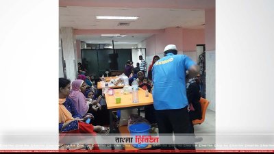 রোগী নিয়ে অপেক্ষারত অভিভাবকরা