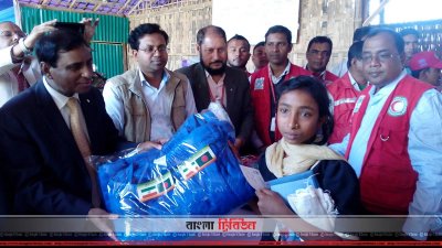 ভারতের পাঠানো ত্রাণের কম্বল সোমবার বিতরণ হয়েছে রোহিঙ্গাদের মধ্যে, এগুলো পাওয়ার কথা ক্ষতিগ্রস্ত স্থানীয়দেরও। (ছবি: কক্সবাজার প্রতিনিধি)