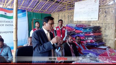 ভারত থেকে আসা ত্রাণের কম্বল সোমবার বিতরণ হয়েছে রোহিঙ্গাদের মধ্যে, এসব পাওয়ার কথা রয়েছে ক্ষতিগ্রস্ত স্থানীয়দেরও। (ছবি: কক্সবাজার প্রতিনিধি)