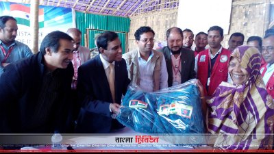ভারত থেকে আসা ত্রাণের কম্বল ও পোশাক বিতরণ হয়েছে রোহিঙ্গা ক্যাম্পে, এসব পাওয়ার কথা রয়েছে ক্ষতিগ্রস্ত স্থানীয়দেরও (ছবি: কক্সবাজার প্রতিনিধি)