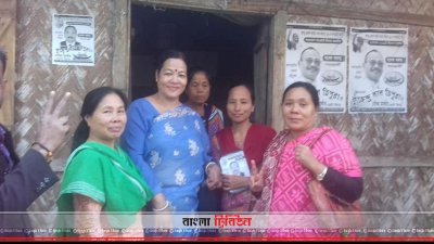 আওয়ামী লীগ প্রার্থীর স্ত্রী শিক্ষিকা মল্লিকা ত্রিপুরা স্বামীর পক্ষে মাঠে ব্যস্ত সময় পার করছেন