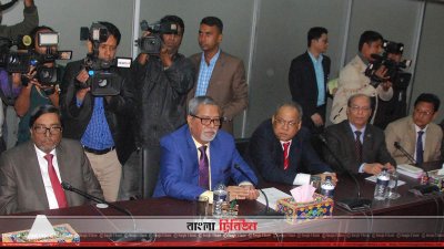 বৈঠকের শুরুতে সিইসি ও অন্য কমিশনাররা