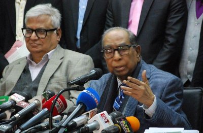 প্রধান নির্বাচন কমিশনার (সিইসি) কে এম নূরুল হুদার সঙ্গে আওয়ামী লীগের একটি প্রতিনিধি দলের সাক্ষাৎ শেষে সাংবাদিকদের সঙ্গে কথা বলেন এইচটি ইমাম (ছবি: ফোকাস বাংলা)