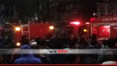 আগুন নিয়ন্ত্রণে কাজ করছেন ফায়ার সার্ভিস সদস্যরা