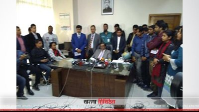 নিজ কার্যালয়ে সাংবাদিকদের সঙ্গে কথা বলেন কমিশনার মাহবুব তালুকদার