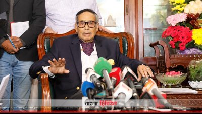 সংবাদ সম্মেলনে কথা বলছেন হুসেইন মুহম্মদ এরশাদ