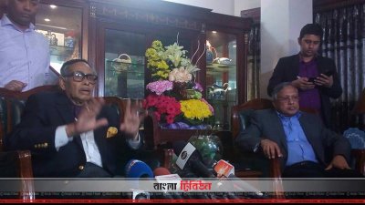 সংবাদ সম্মেলনে সাংবাদিকদের সঙ্গে কথা বলছেন হুসেইন মুহম্মদ এরশাদ