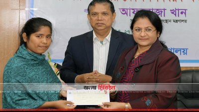 শিক্ষার্থী শাকিলা আক্তারকে শিক্ষা সহায়তার চেক হস্তান্তর করছেন শ্রম ও কর্মসংস্থান মন্ত্রণালয়ের সচিব আফরোজা খান (ডানে)