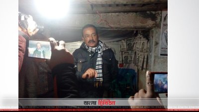 সাংবাদিকদের কাছে নির্বাচনি কার্যালয়ে হামলার অভিযোগ করছেন জেলা বিএনপির সভাপতি তৈমুর রহমান