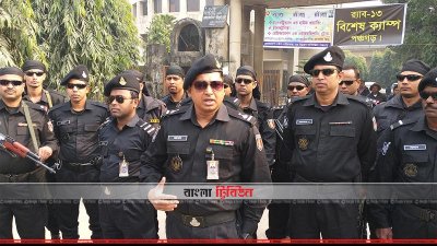 সাংবাদিকদের সঙ্গে কথা বলছেন র&zwnj;্যাব-২