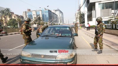 প্রাইভেটকারে তল্লাশি চালাচ্ছেন সেনা সদস্যরা