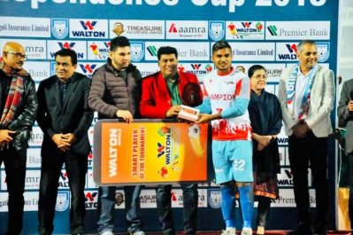 টুর্নামেন্টের সেরা খেলোয়াড়ের পুরস্কার নিচ্ছেন বসুন্ধরার গোলকিপার জিকো