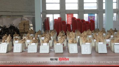 কেন্দ্রে কেন্দ্রে পৌঁছে গেছে নির্বাচনি 