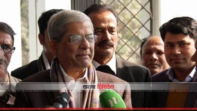 ঠাকুরগাঁওয়ে সাংবাদিকদের সঙ্গে কথা বলেন মির্জা ফখরুল ইসলাম আলমগীর